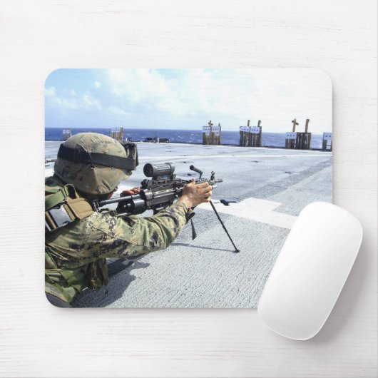彼の武器を調整している米国海軍 マウスパッド (マウス)
