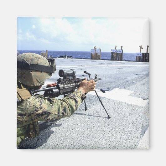 彼の武器を調整している米国海軍 マグネット (正面)