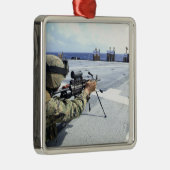 彼の武器を調整している米国海軍 メタルオーナメント (右)