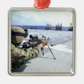 彼の武器を調整している米国海軍 メタルオーナメント (正面)