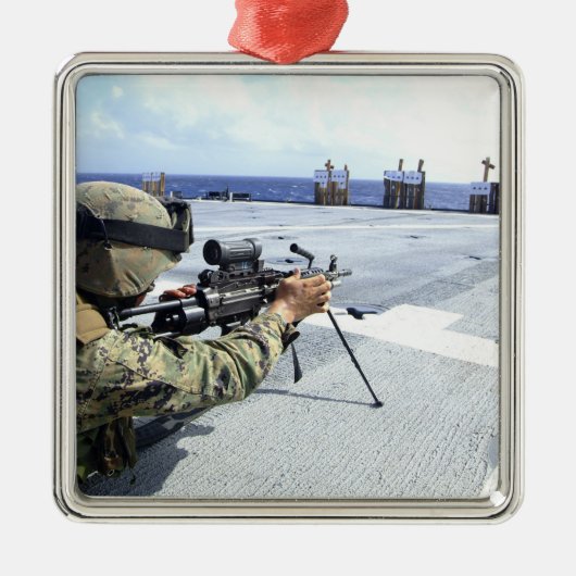 彼の武器を調整している米国海軍 メタルオーナメント (正面)