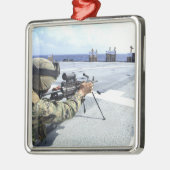 彼の武器を調整している米国海軍 メタルオーナメント (左)