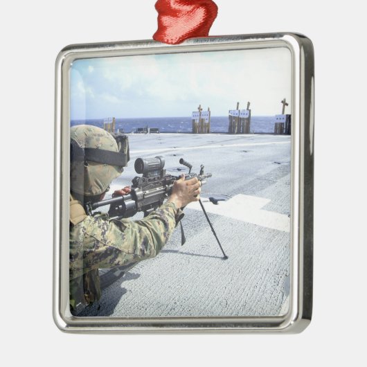 彼の武器を調整している米国海軍 メタルオーナメント (左)