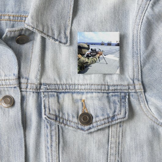 彼の武器を調整している米国海軍 缶バッジ (インサイチュ)