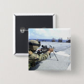 彼の武器を調整している米国海軍 缶バッジ (正面&裏面)