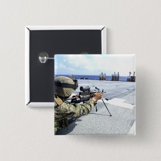 彼の武器を調整している米国海軍 缶バッジ (正面&裏面)