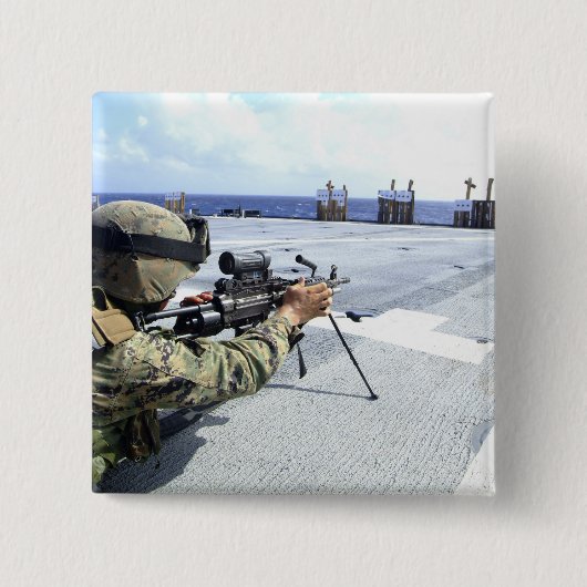 彼の武器を調整している米国海軍 缶バッジ (正面)