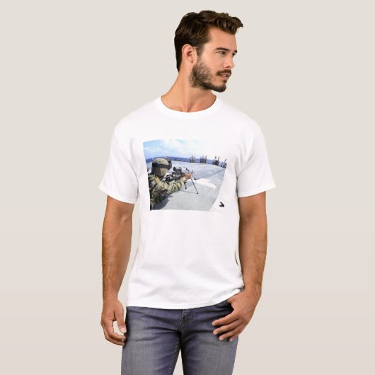 彼の武器を調整している米国海軍 Tシャツ (正面フル)