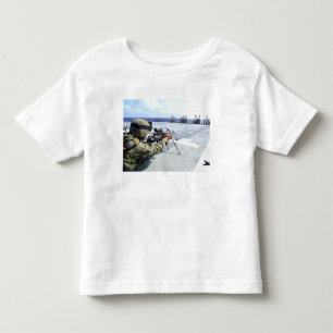 彼の武器を調節している米国の海兵隊員 トドラーTシャツ