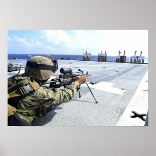 彼の武器を調節している米国の海兵隊員 ポスター