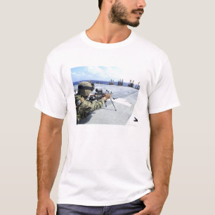 彼の武器を調節している米国の海兵隊員 Tシャツ