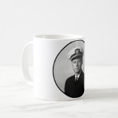 彼の海軍ユニフォームを身に着けているJFK コーヒーマグカップ (正面左)