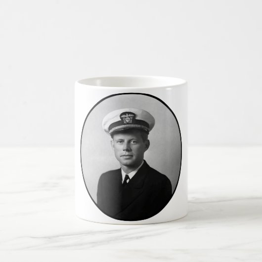 彼の海軍ユニフォームを身に着けているJFK コーヒーマグカップ (中央)