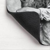 彼の網(b/wのphoを運んでいる漁師のポートレート マウスパッド (コーナー)