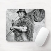 彼の網(b/wのphoを運んでいる漁師のポートレート マウスパッド (マウス)