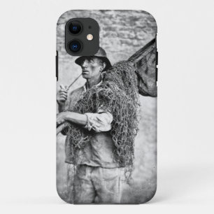 彼の網(b/wのphoを運んでいる漁師のポートレート iPhone 11 ケース