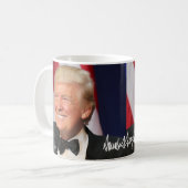 彼の署名を持つドナルド・トランプ大統領 コーヒーマグカップ (正面左)