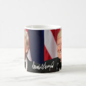 彼の署名を持つドナルド・トランプ大統領 コーヒーマグカップ (中央)