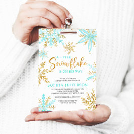 彼の赤ちゃんシャワーの途中に少し雪の結晶がある 招待状