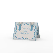 彼の青いオックスフォードのピンストライプ