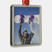 彼の頭部の上の彼のスノーボードを握っている若者 メタルオーナメント (右)