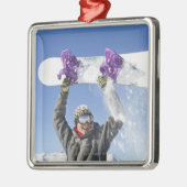 彼の頭部の上の彼のスノーボードを握っている若者 メタルオーナメント (左)