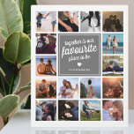 彼の＆彼女の16枚の写真コラージュ フォトプラーク<br><div class="desc">お二人の好きな写真16枚を飾れる、シンプルな白い背景のプレート（背景色は変更可能）。お二人の名前とハートマーク、そして「一緒が私たちの最も好きな場所です」という優しいメッセージが入ったグレーの四角いフレーム付き。</div>