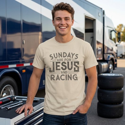 彼の「日曜日はイエスとレースの日」 Tシャツ