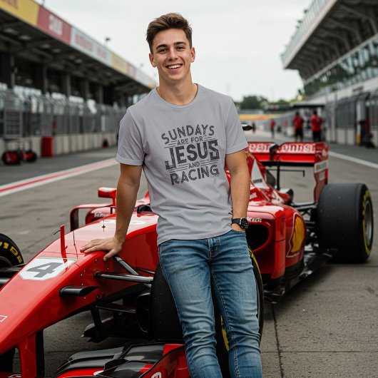 彼の「日曜日はイエスとレースの日」 Tシャツ