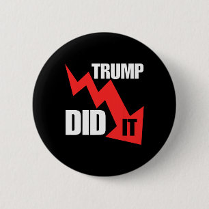 彼はおもしろいIt経済株Tee Trump Politicalを行った 缶バッジ