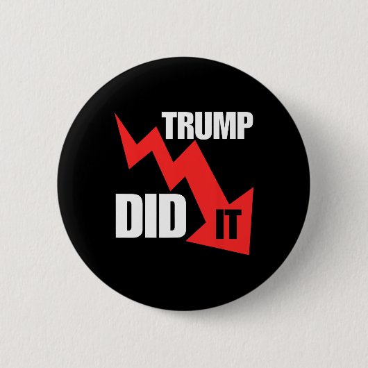 彼はおもしろいIt経済株Tee Trump Politicalを行った 缶バッジ (正面)