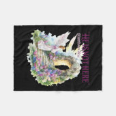 彼はここではない – Pastel水色 フリースブランケット (正面(横))