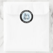 彼はここにいる、新生児少年の発表 ラウンドシール (バッグ)