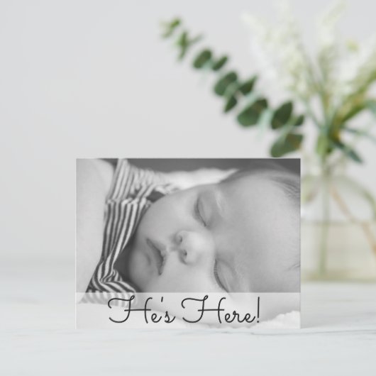 彼はここにいる。男の赤ちゃん誕生発表 案内ポストカード (スタンド正面)