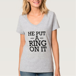 彼はそれにリングや輪をおもしろいな婚約者の婚約したな花嫁置きました Tシャツ