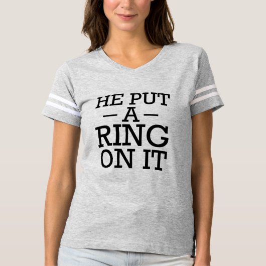 彼はそれにリングや輪をおもしろいな婚約者の婚約したな花嫁置きました Tシャツ (正面)