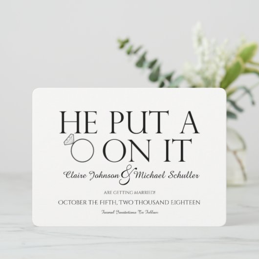 彼はそれにリングを保存日付カード置きました 招待状 (スタンド正面)