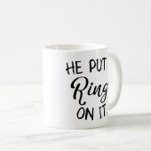 彼はそれにリングを新婚者の妻置きました コーヒーマグカップ (正面右)