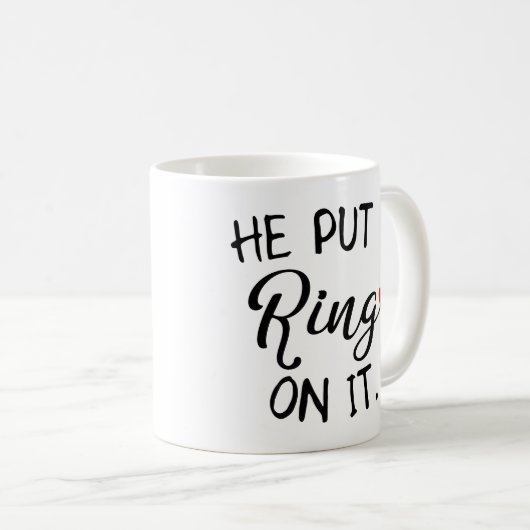 彼はそれにリングを新婚者の妻置きました コーヒーマグカップ (正面右)
