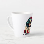 彼はまだことわざの暗おもしろいいユーモアのヴィンテージ カフェラテマグ (左アングル)