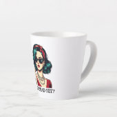 彼はまだことわざの暗おもしろいいユーモアのヴィンテージ カフェラテマグ (右アングル)