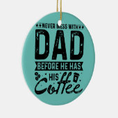 彼はコーヒーを飲む前にパパを散らかすことはない セラミックオーナメント (右)