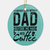 彼はコーヒーを飲む前にパパを散らかすことはない セラミックオーナメント (左)