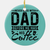 彼はコーヒーを飲む前にパパを散らかすことはない セラミックオーナメント (裏面)
