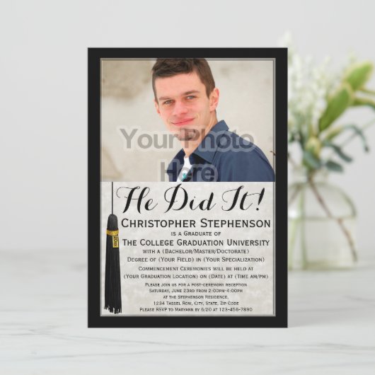 彼はタッセル写真カスタム大学の卒業した 招待状 (スタンド正面)