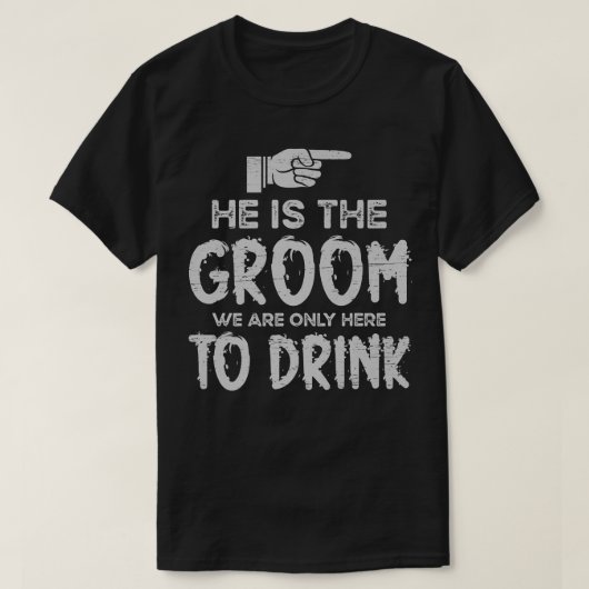 彼はバチェルを飲むためにここだけの新郎おもしろいだ Tシャツ (デザイン正面)
