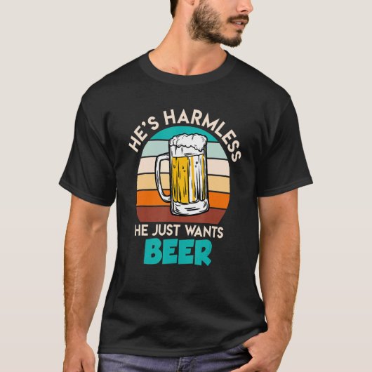 彼はビールの飲み物が欲しいのは無害だ Tシャツ (正面)