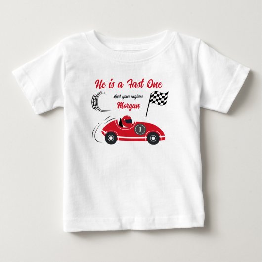 彼はファーストワンフェスティバルレッドレースカー誕生日 ベビーTシャツ (正面)