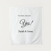 彼はプロポーズして、彼女はイエスと答えた。シンプルでミニマルな婚約 タペストリー (正面)