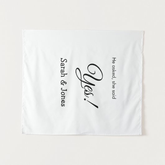 彼はプロポーズして、彼女はイエスと答えた。シンプルでミニマルな婚約 タペストリー (正面(横))